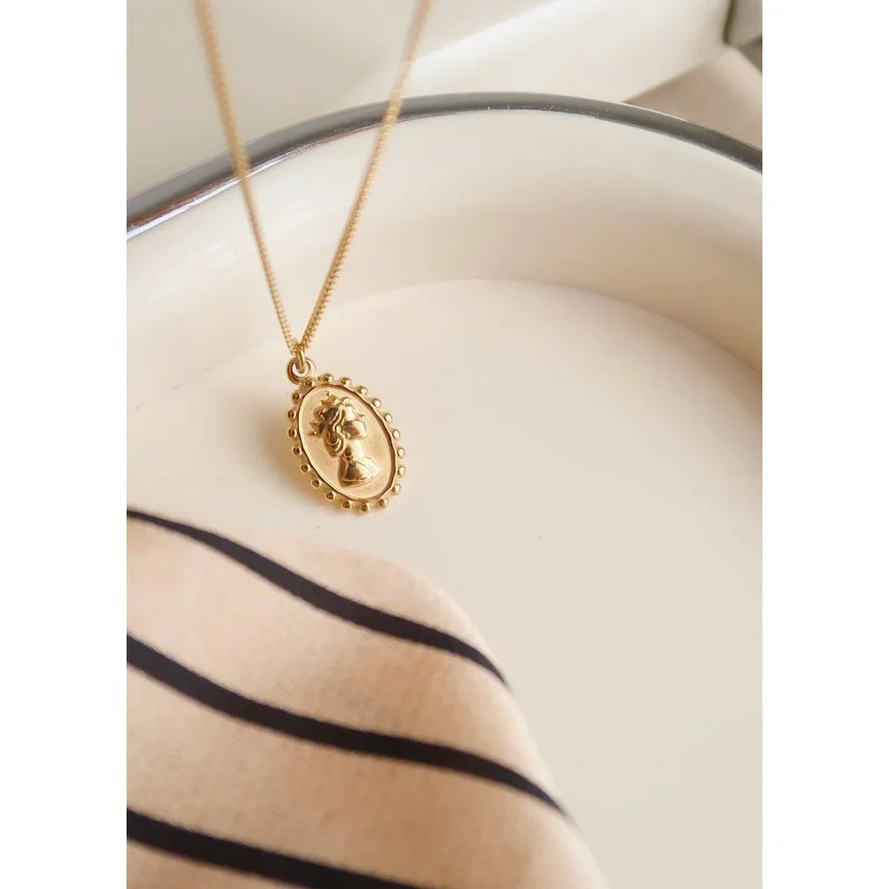 NEW 18K Gold Plated Oval Coin Queen Elizabeth Figure Pendant Necklace